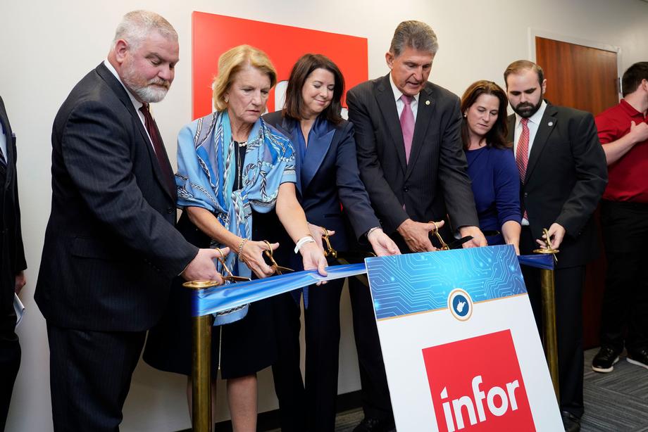 Sen. Manchin cuts the ribbon for the grand opening of Infor's Charleston office.