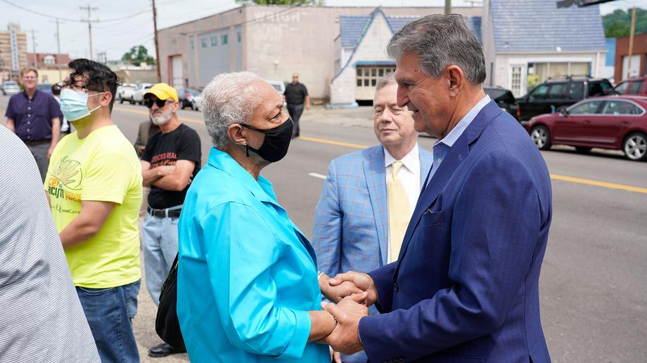 Sen. Manchin Attends WV Health Right West Side Clinic Grand Opening, Ribbon Cutting Ceremony