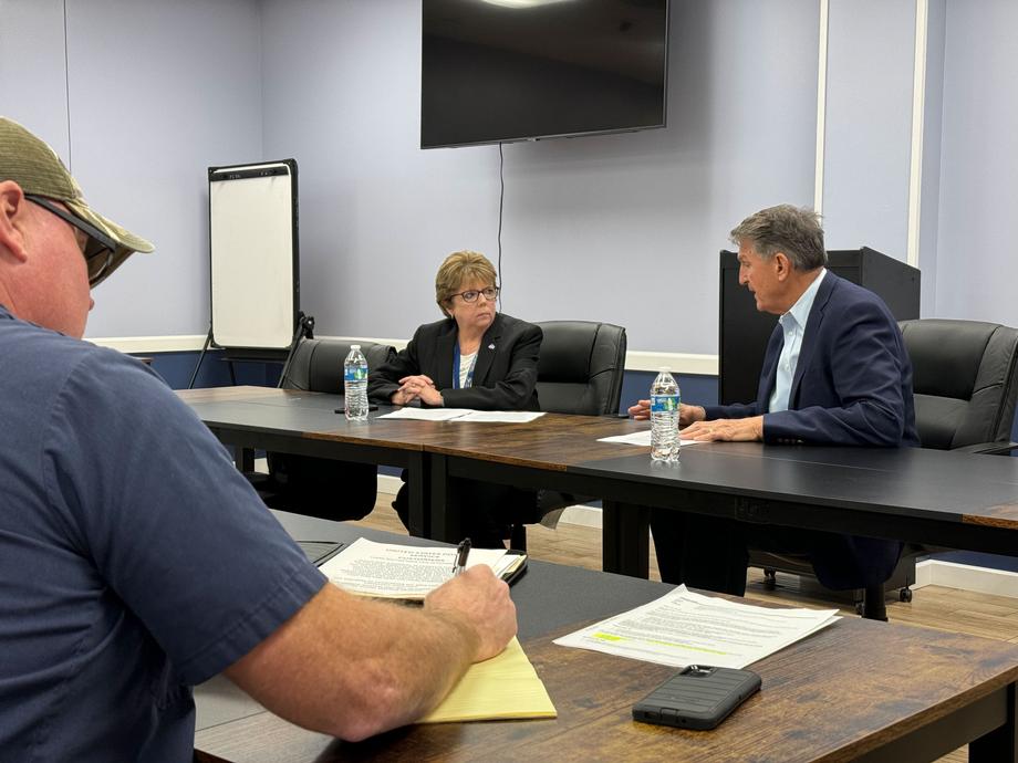 Manchin Visits U.S. Postal Service Charleston Facility, Reaffirms Commitment To Keeping West Virginia Mail Services In State